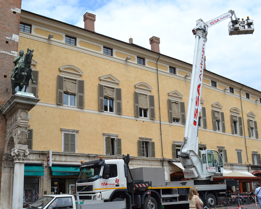 ISSA Autogru Noleggio autogru e piattaforme aeree